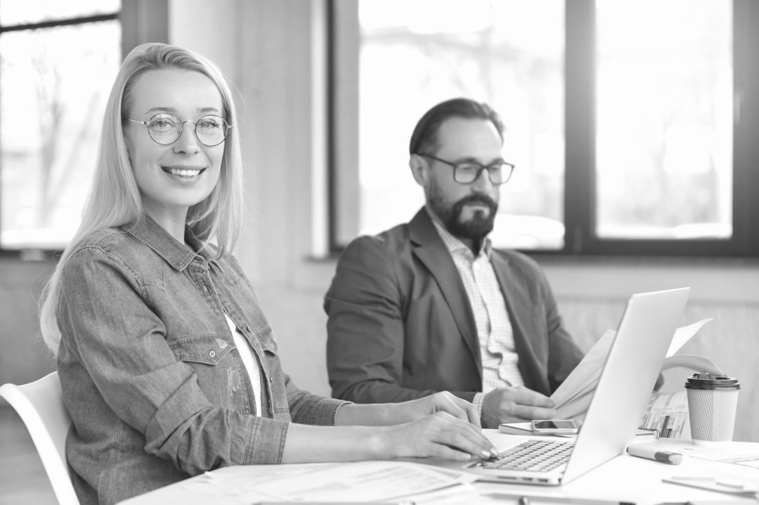 Reunión del equipo técnico de voltisglow revisando datos de mercado