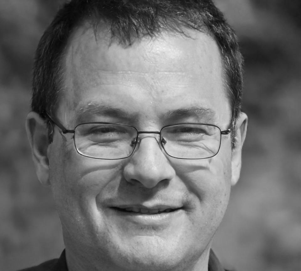 Retrato profesional de Emiliano Guevara